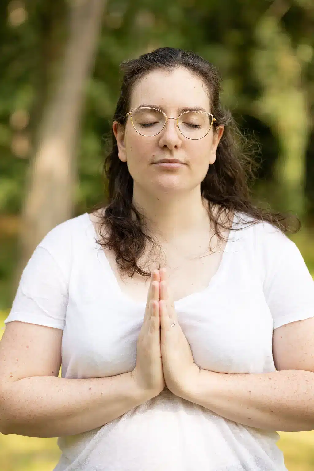 femme mains en priere faisant du reiki